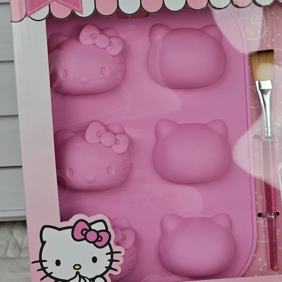 HELLO KITTY Make Your Own Hot Chocolate Bombs Set - Picture 2 of 12